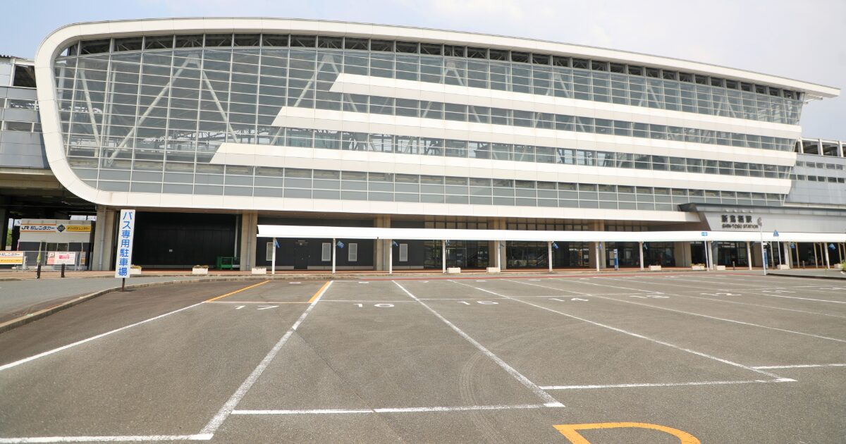 バス専用駐車場と新鳥栖駅の正面外観