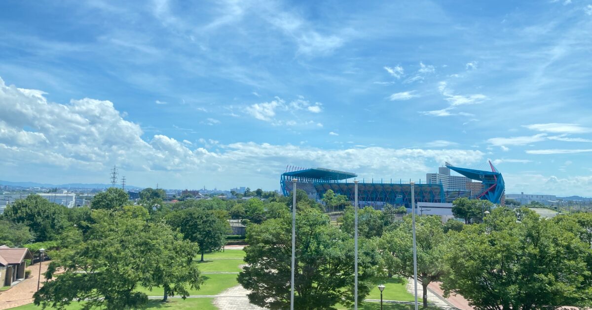緑に囲まれた駅前公園とサッカースタジアム