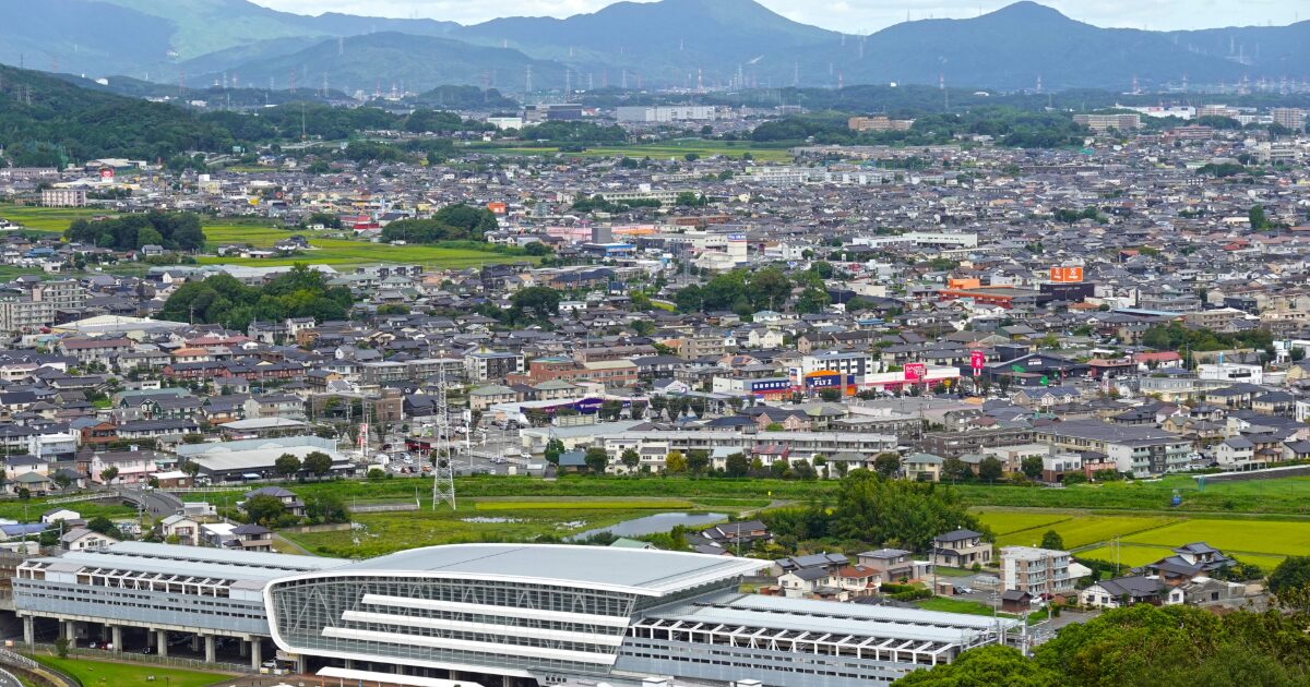 新鳥栖駅周辺の住宅街と遠景の山並み