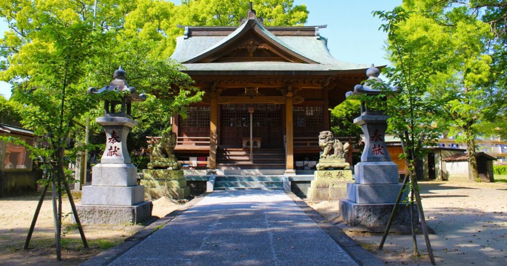 神社の参道と拝殿の正面風景