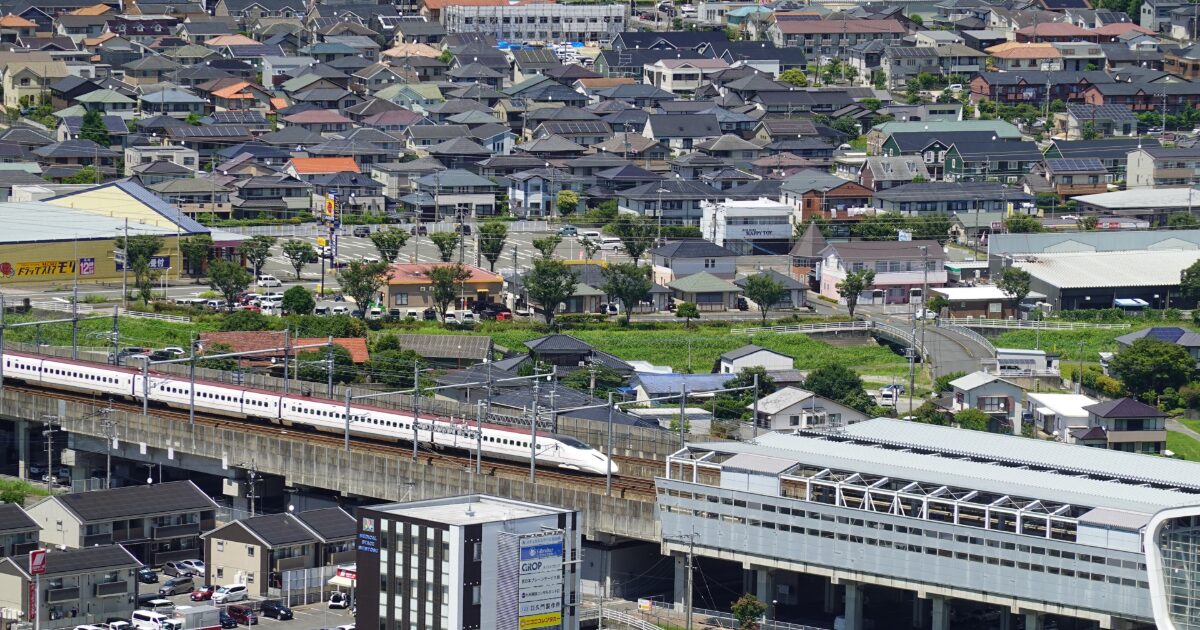 新鳥栖駅付近を走行する九州新幹線
