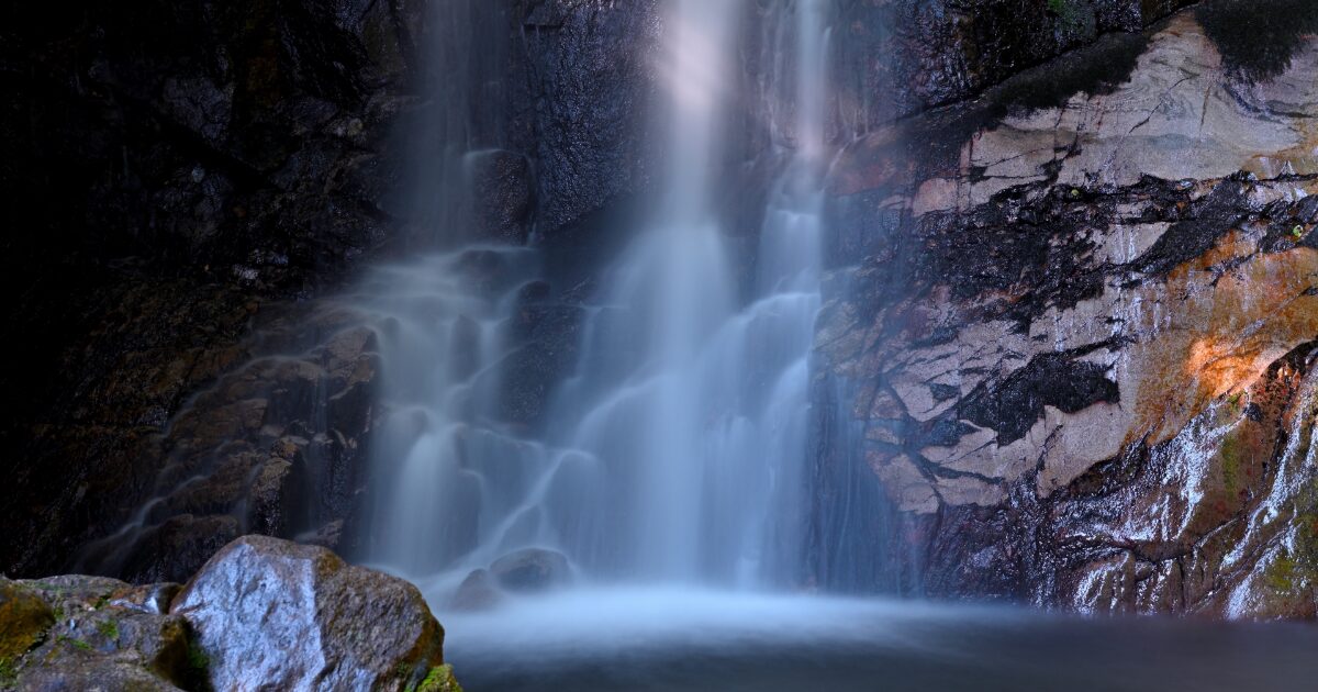 岩肌を流れる幻想的な滝のアップ