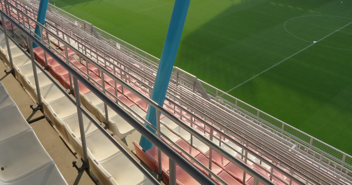 サッカースタジアムの観客席とピッチ