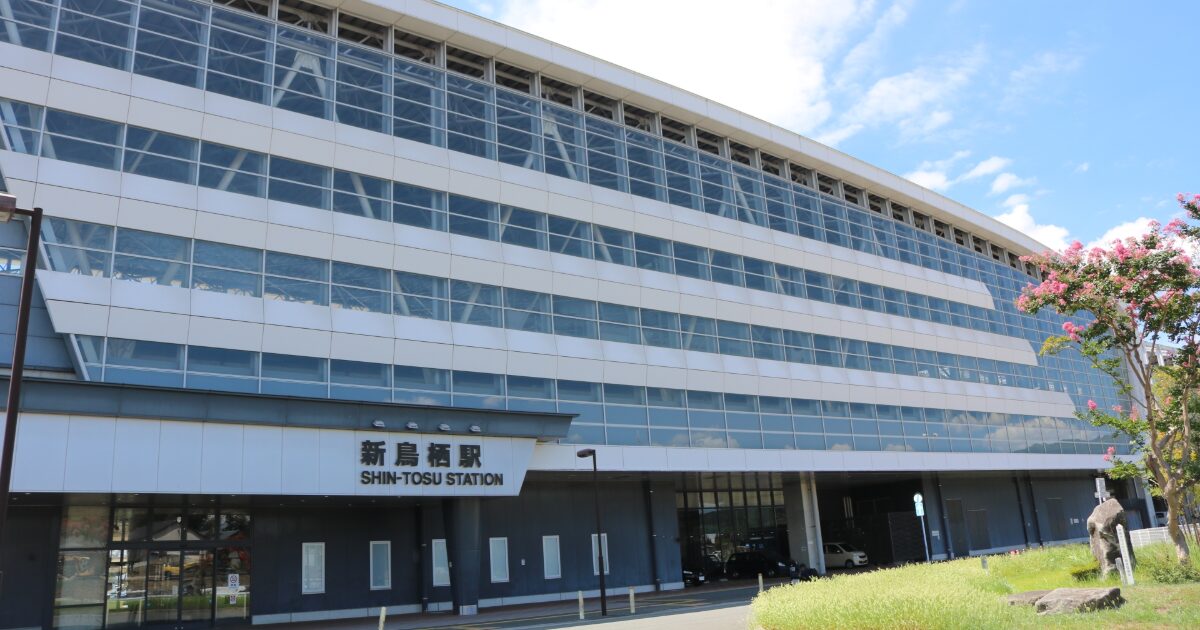 新鳥栖駅の外観と近代的な建築デザイン