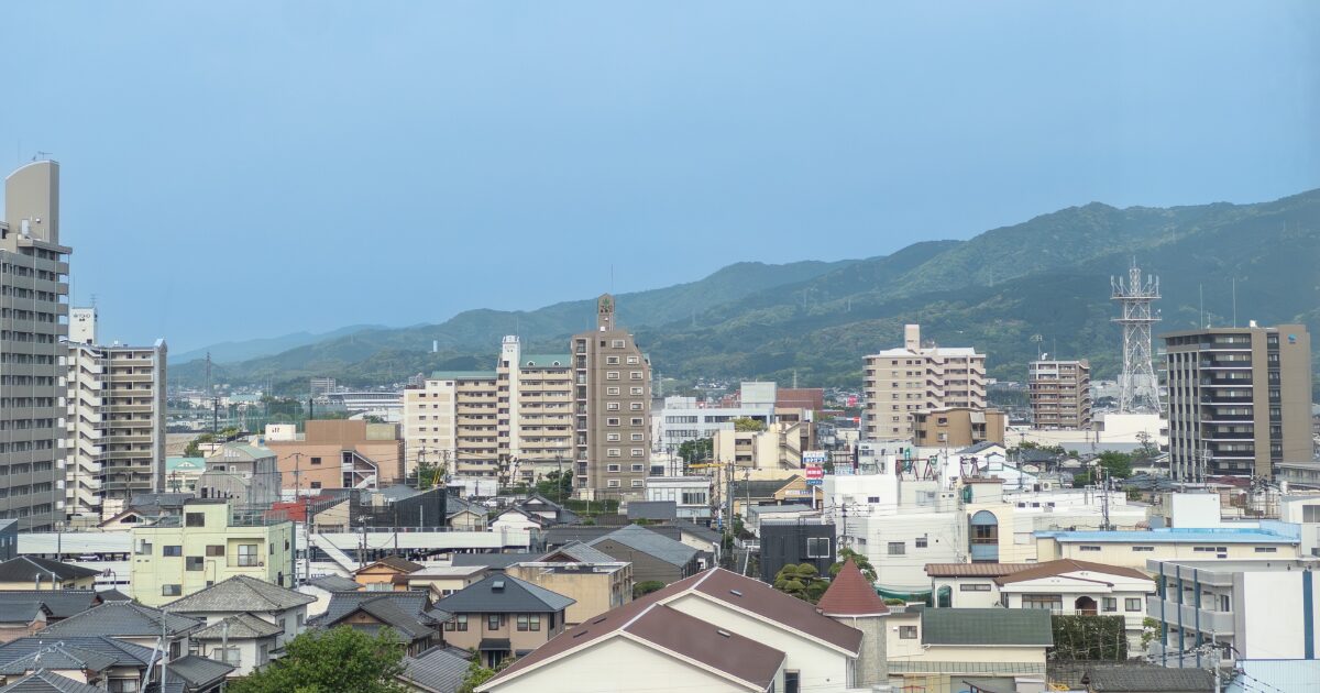 山並みを背景にした鳥栖市の街並み