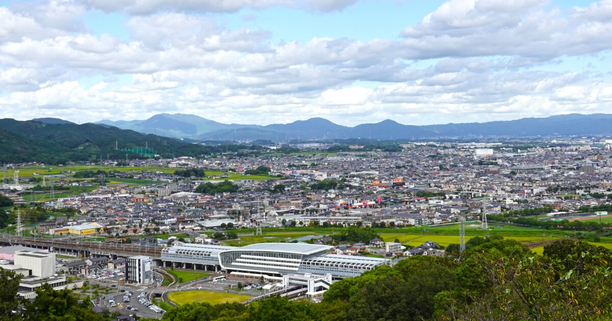 展望台から見下ろす鳥栖市と新鳥栖駅の全景